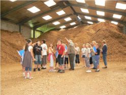 Visite de la plateforme de fabrication des plaquettes bois par le CM Enfants